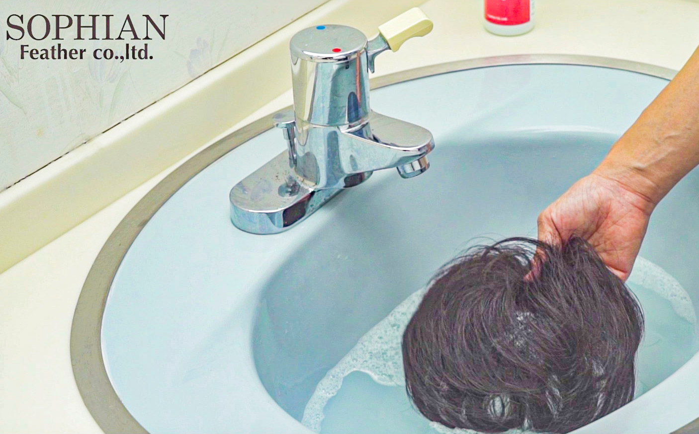 ウィッグは普通のシャンプーで洗える?洗い方とお手入れのコツ